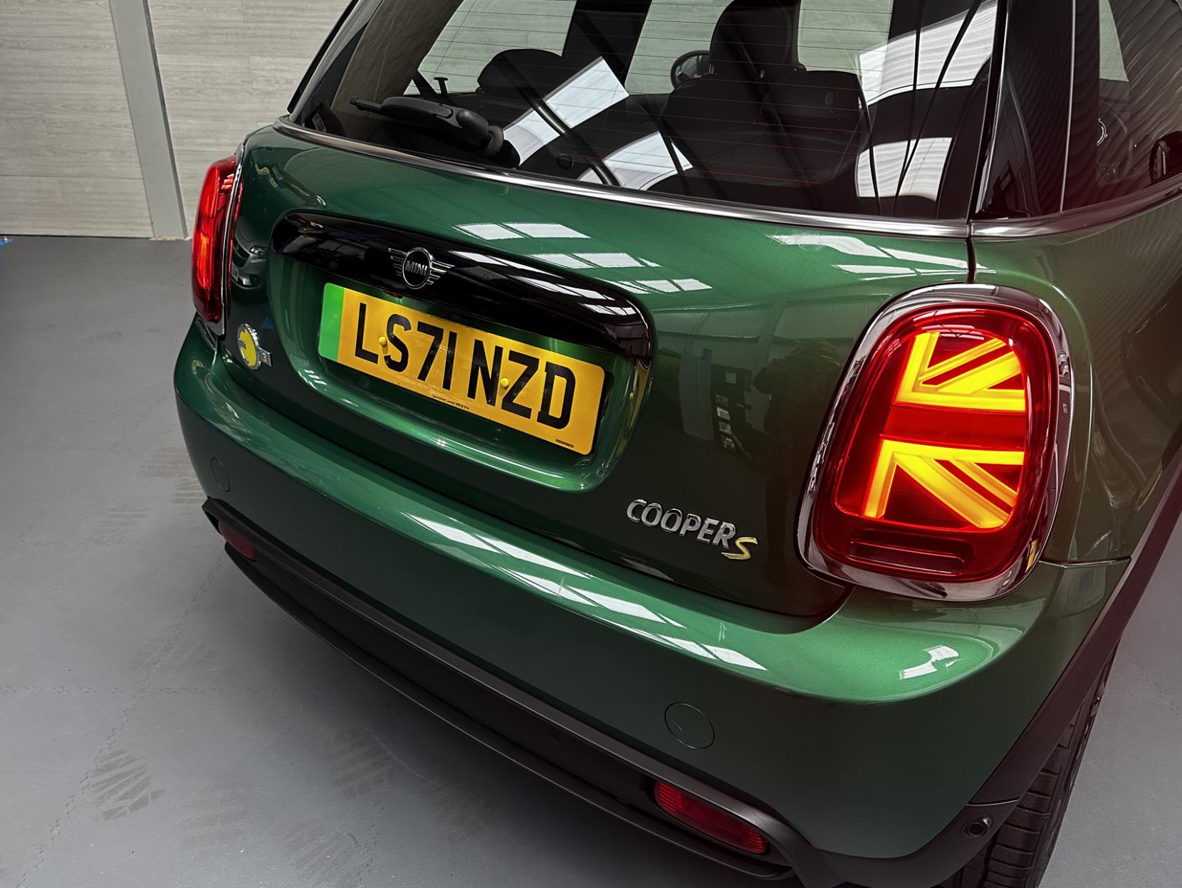 MINI Electric Hatch 32.6kWh Level 3 Hatchback 3dr Electric Auto (184 ps)
